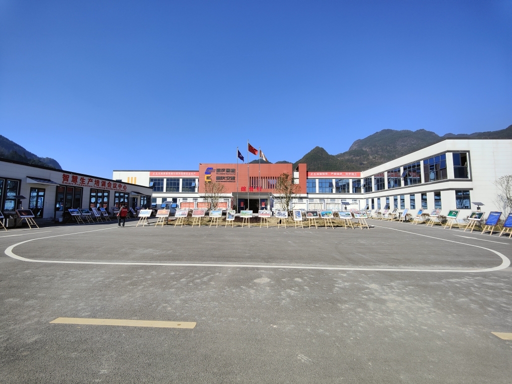 2022年11月14日，，，重庆太阳成tyc33455cc官网公路建设史上摄影展首次走进建设工地——巫云开公司组织“贯彻落实党的二十大精神 起劲开创巫云开建设新时势——巫云开太阳成tyc33455cc官网摄影巡展”。 (1)